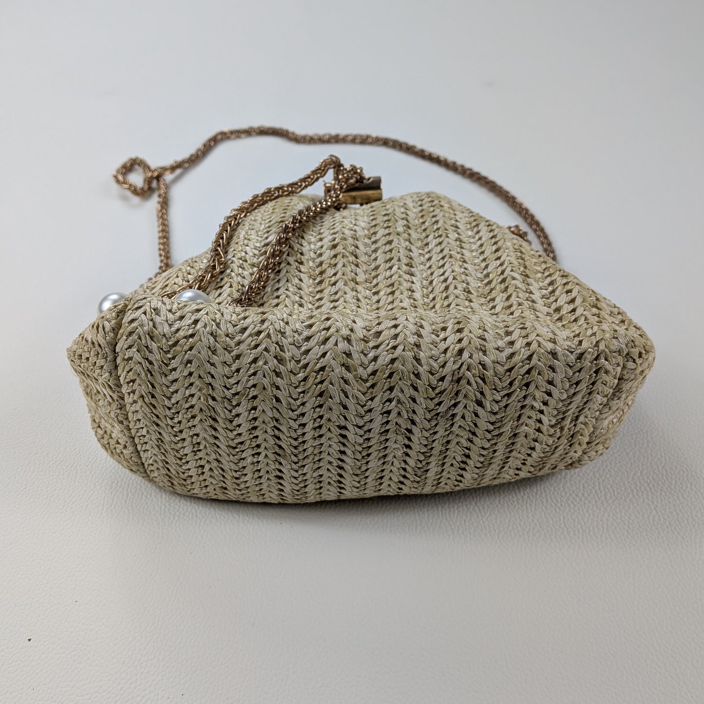 Borsa in paglia intrecciata con perle decorative boho chic