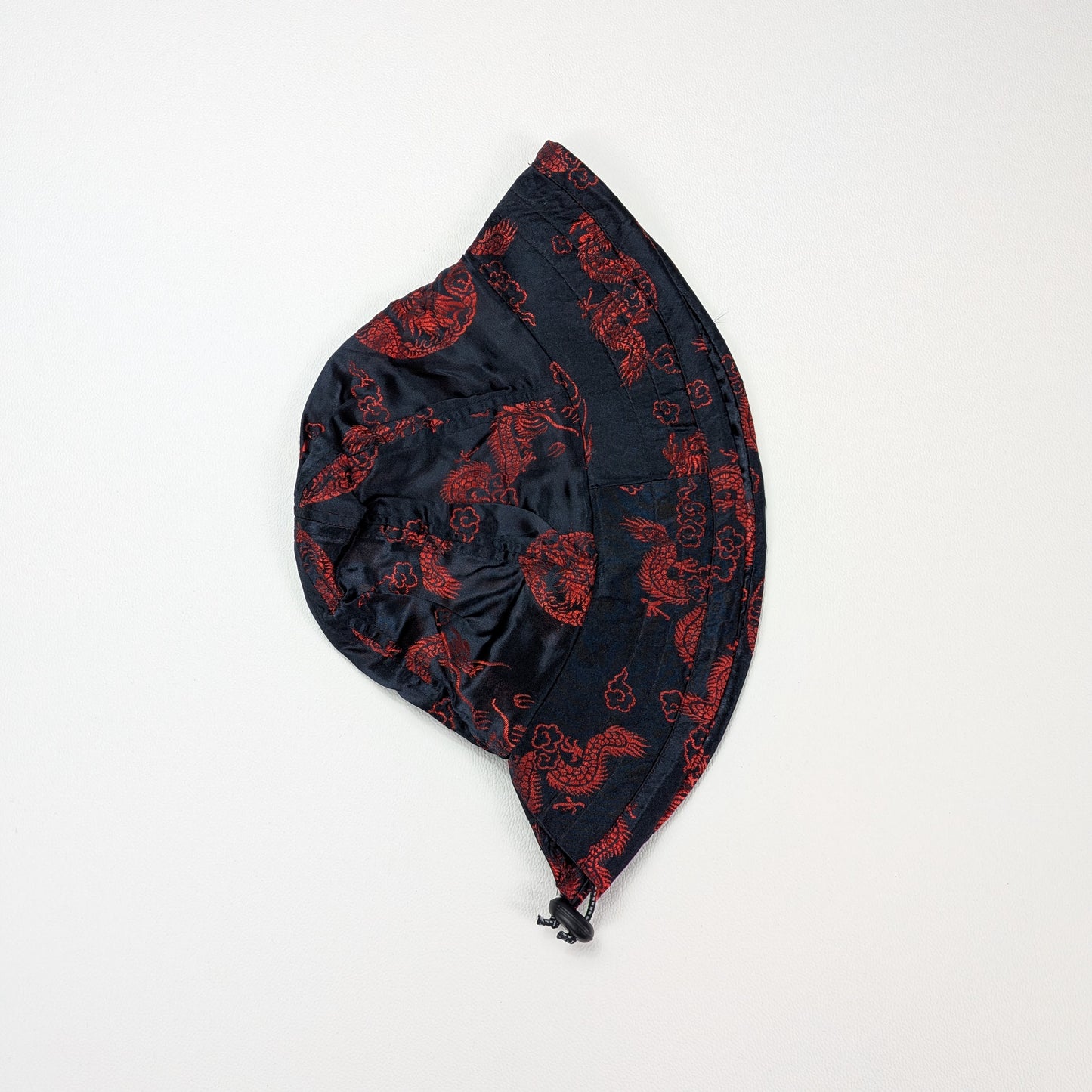 Cappellino bucket rayon satinato nero rosso asian style - M