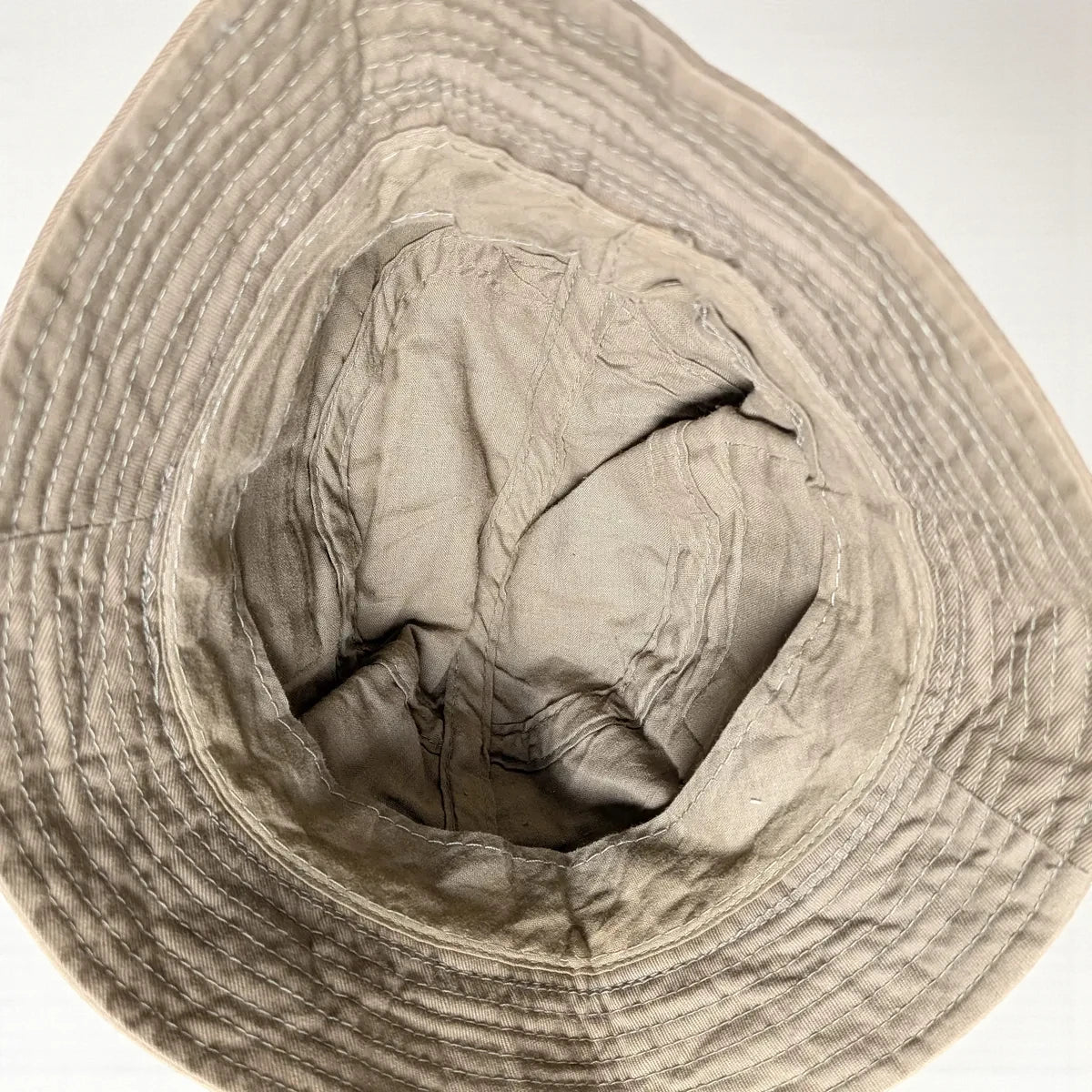 Bucket hat vintage beige sabbia con taschino laterale utility