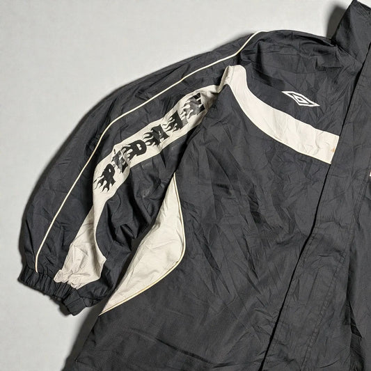 Umbro windbreaker Y2K con cappuccio estraibile e grafica flame - L
