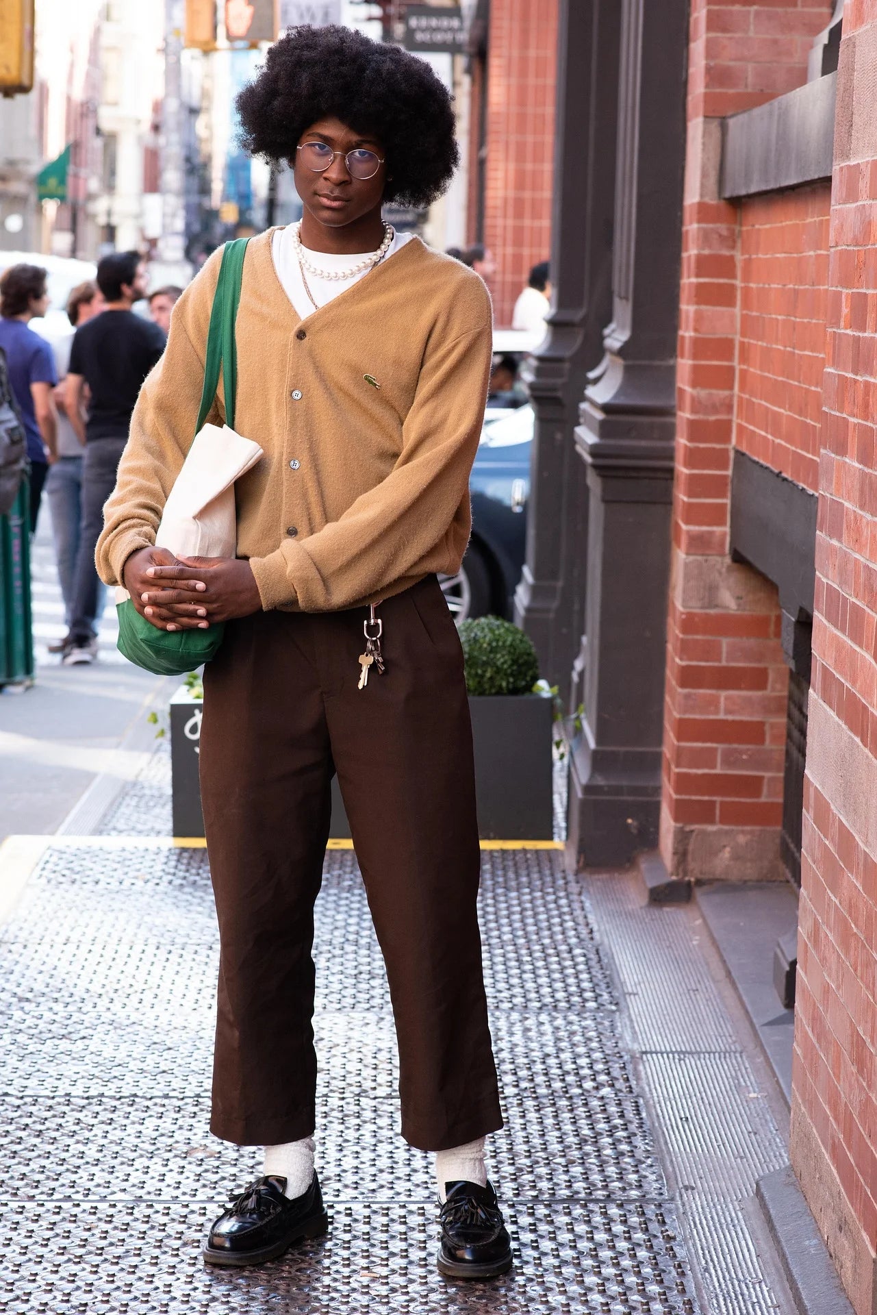 Ragazzo afro vestito street, in un contesto urbano diurno