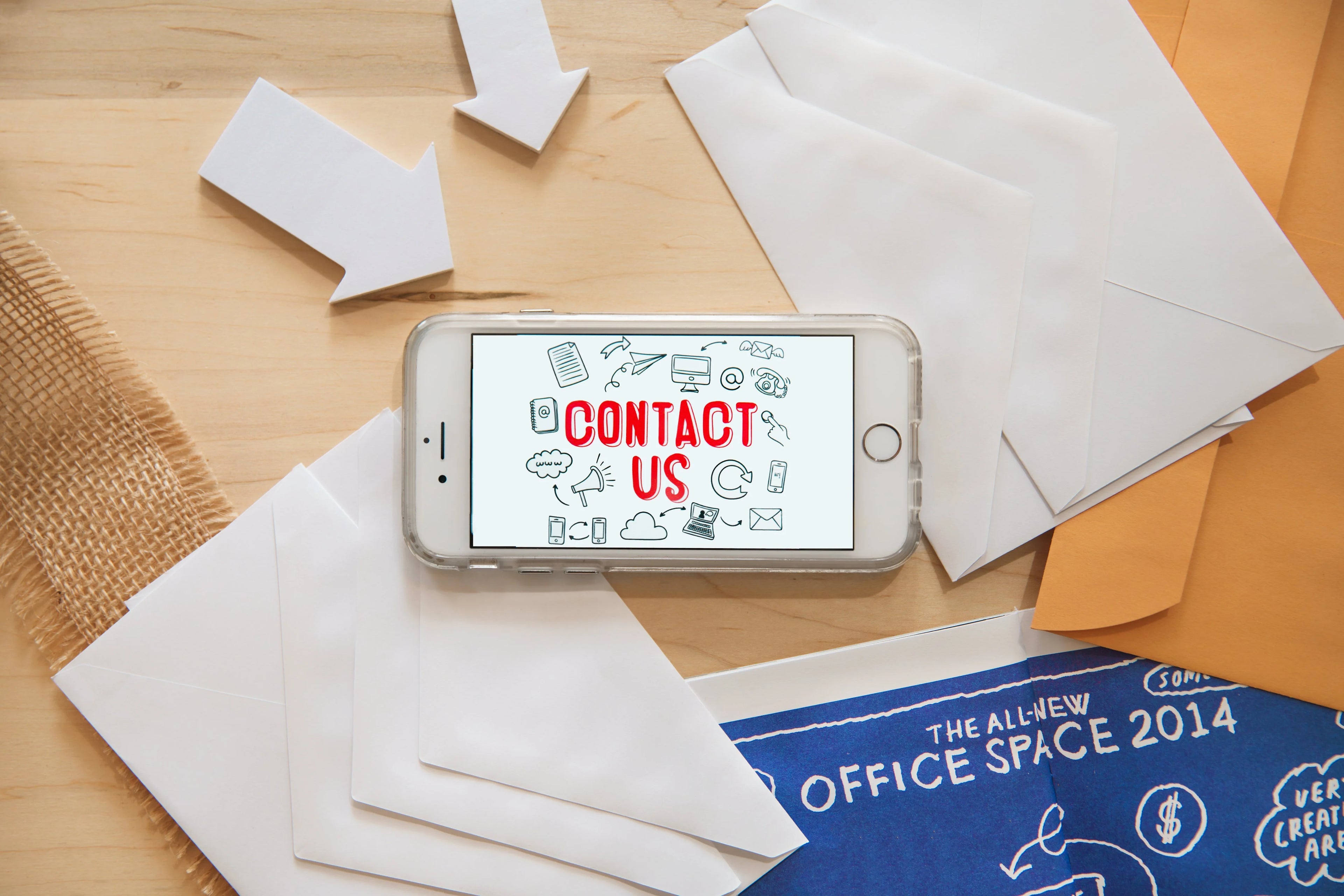 Immagine con banco e lettere, al centro un telefono con la scritta "Contact Us"