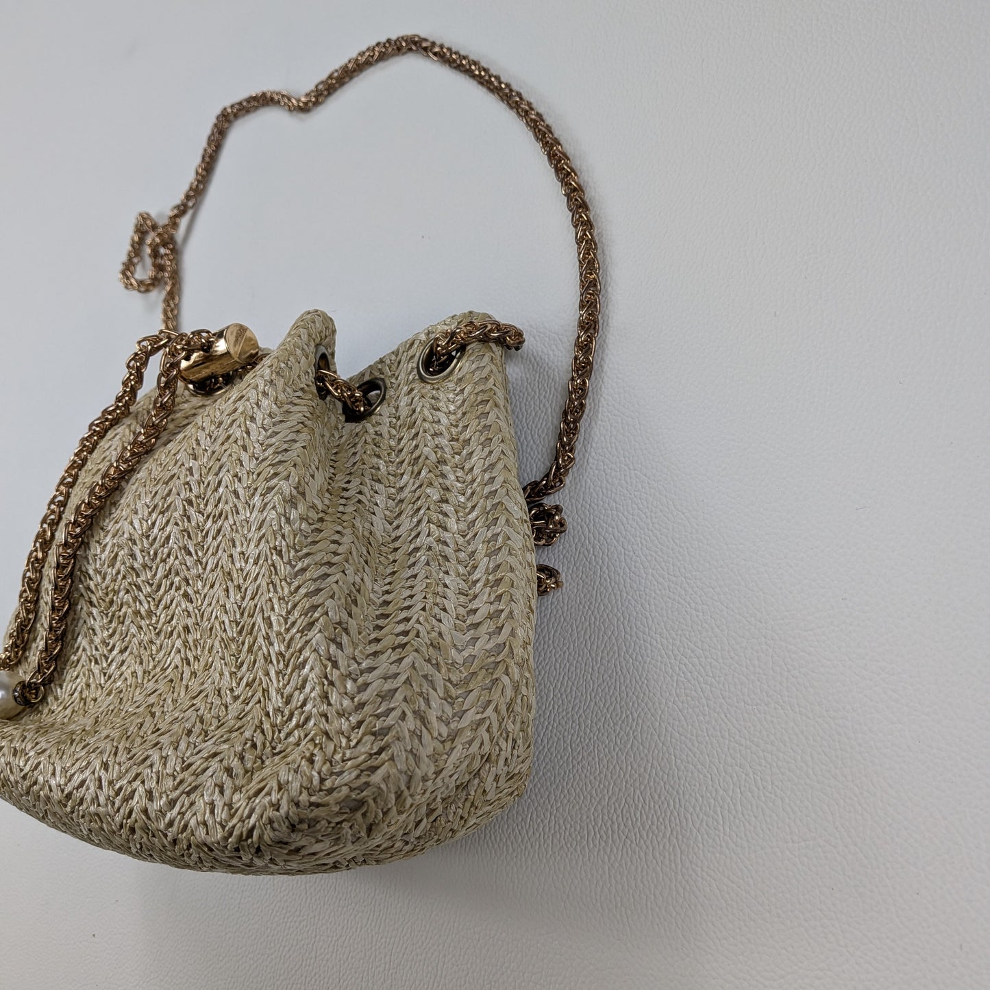 Borsa in paglia intrecciata con perle decorative boho chic