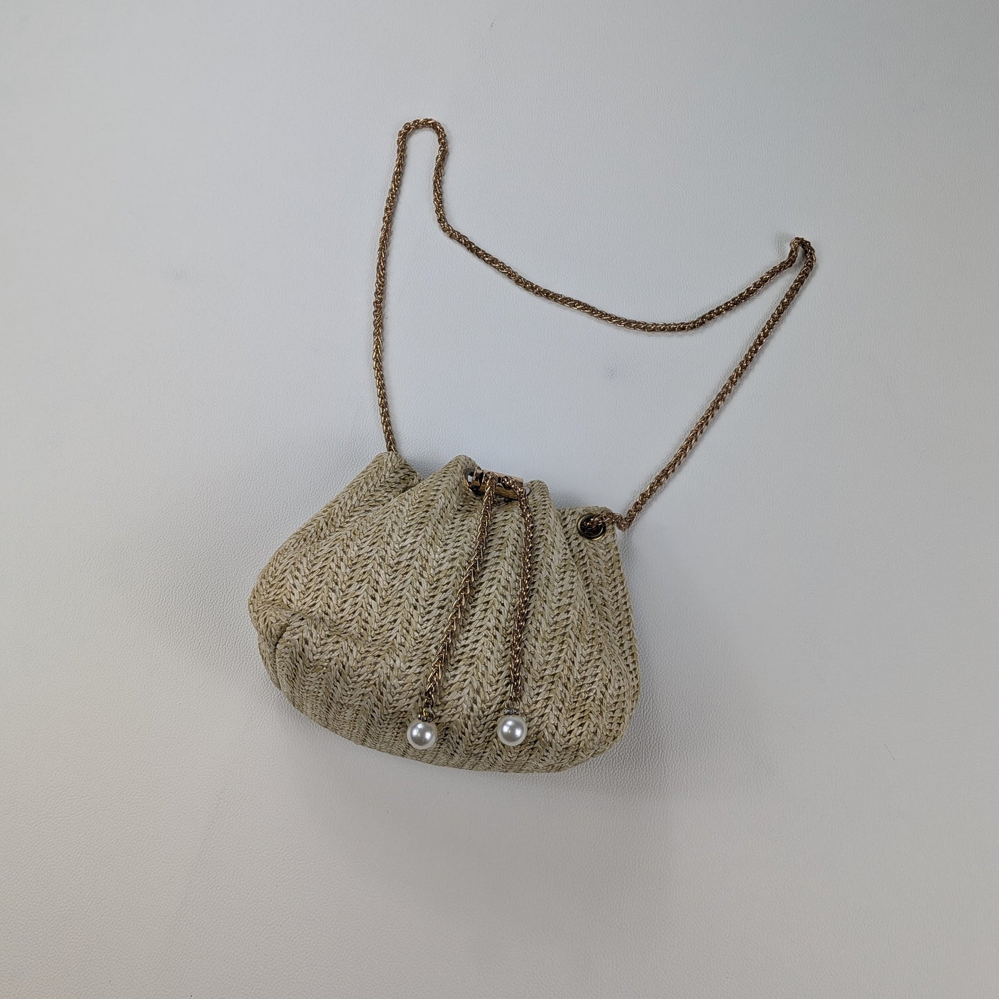 Borsa in paglia intrecciata con perle decorative boho chic