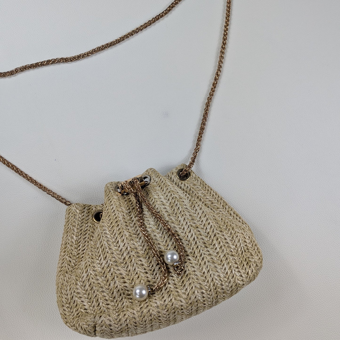 Borsa in paglia intrecciata con perle decorative boho chic