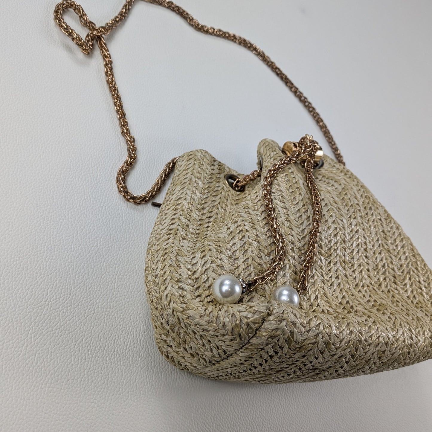 Borsa in paglia intrecciata con perle decorative boho chic