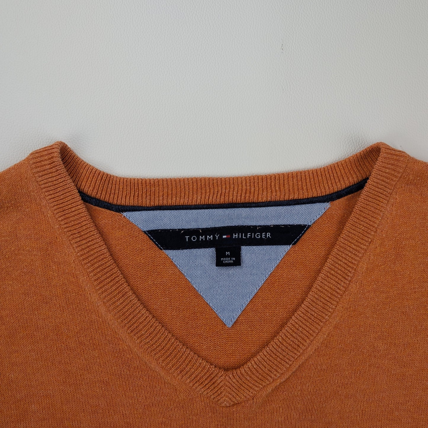Maglione Tommy Hilfiger con scollo a V preppy - M