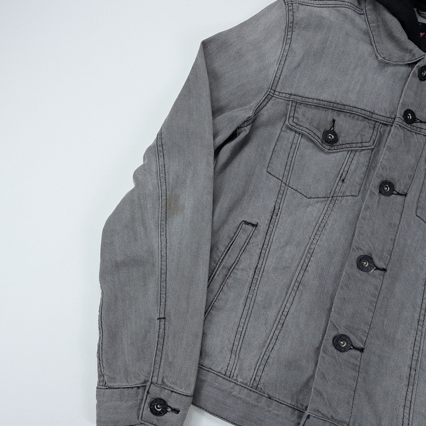 Giacca Guess in denim grigio trucker hoodie - S