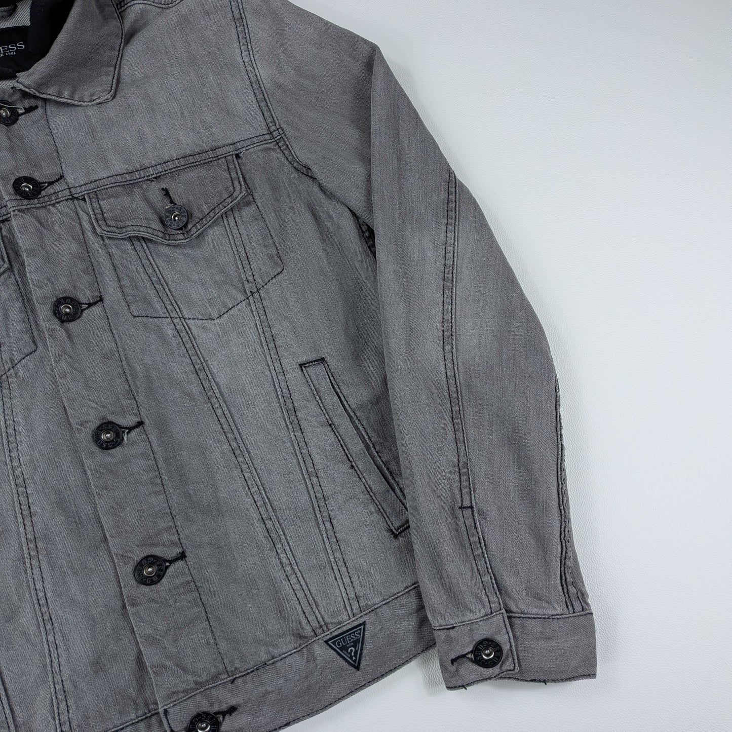 Giacca Guess in denim grigio trucker hoodie - S
