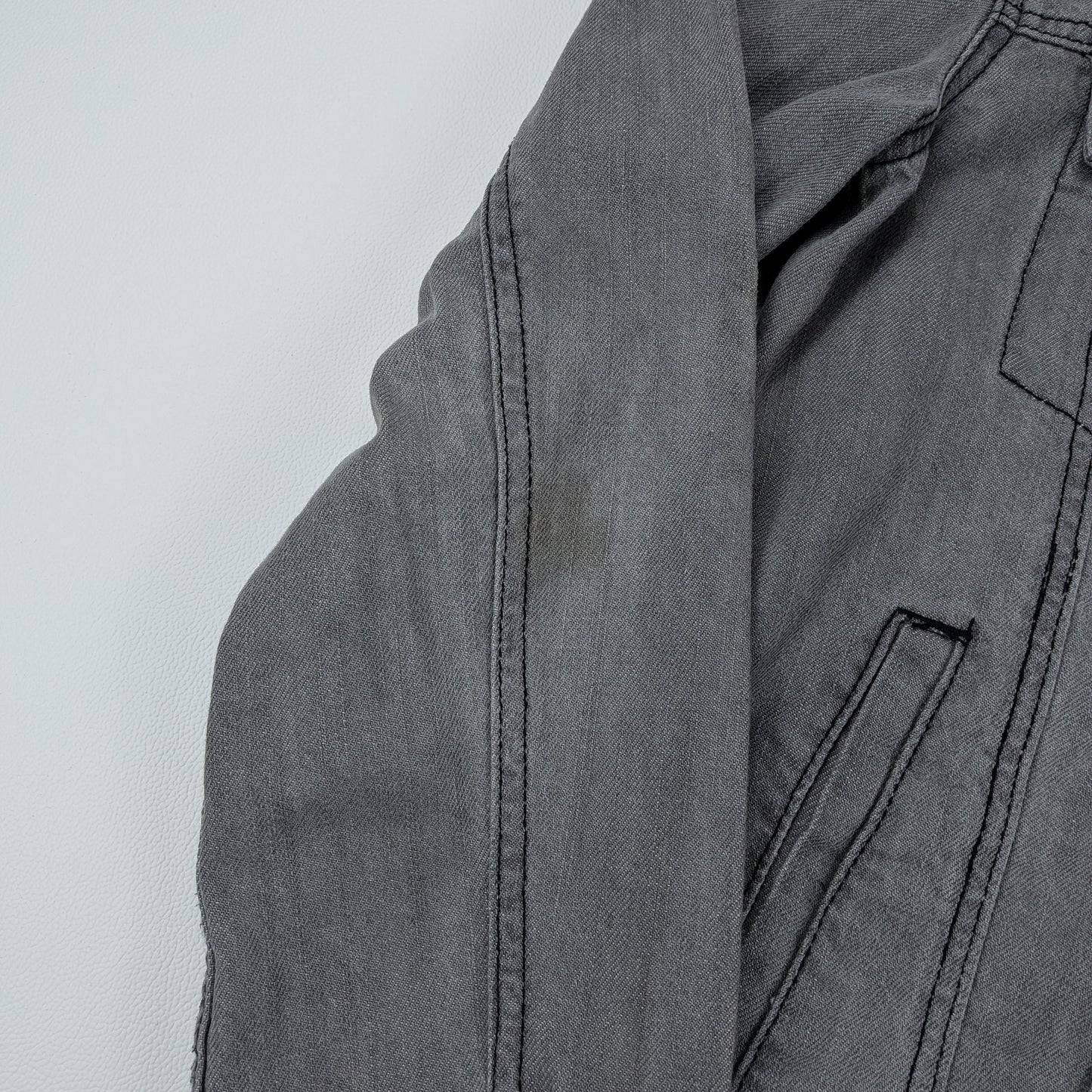 Giacca Guess in denim grigio trucker hoodie - S