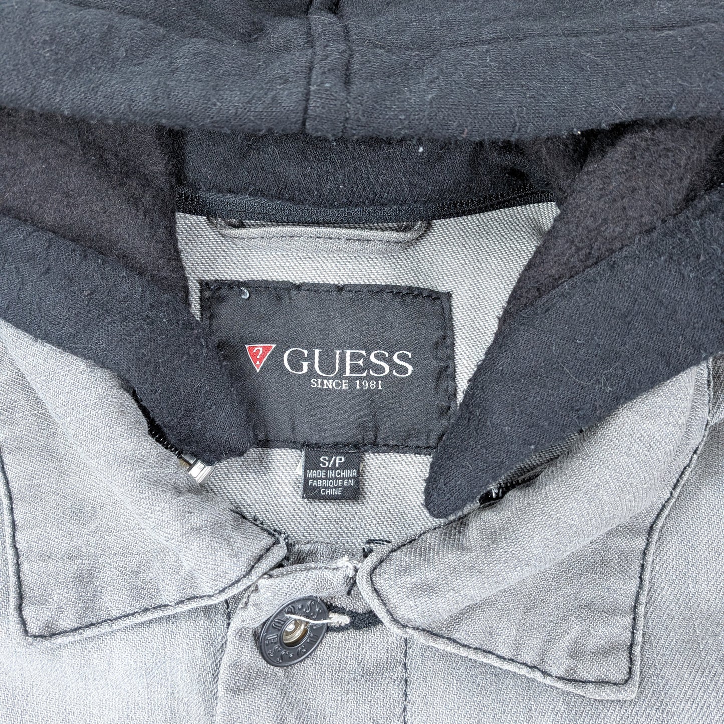 Giacca Guess in denim grigio trucker hoodie - S