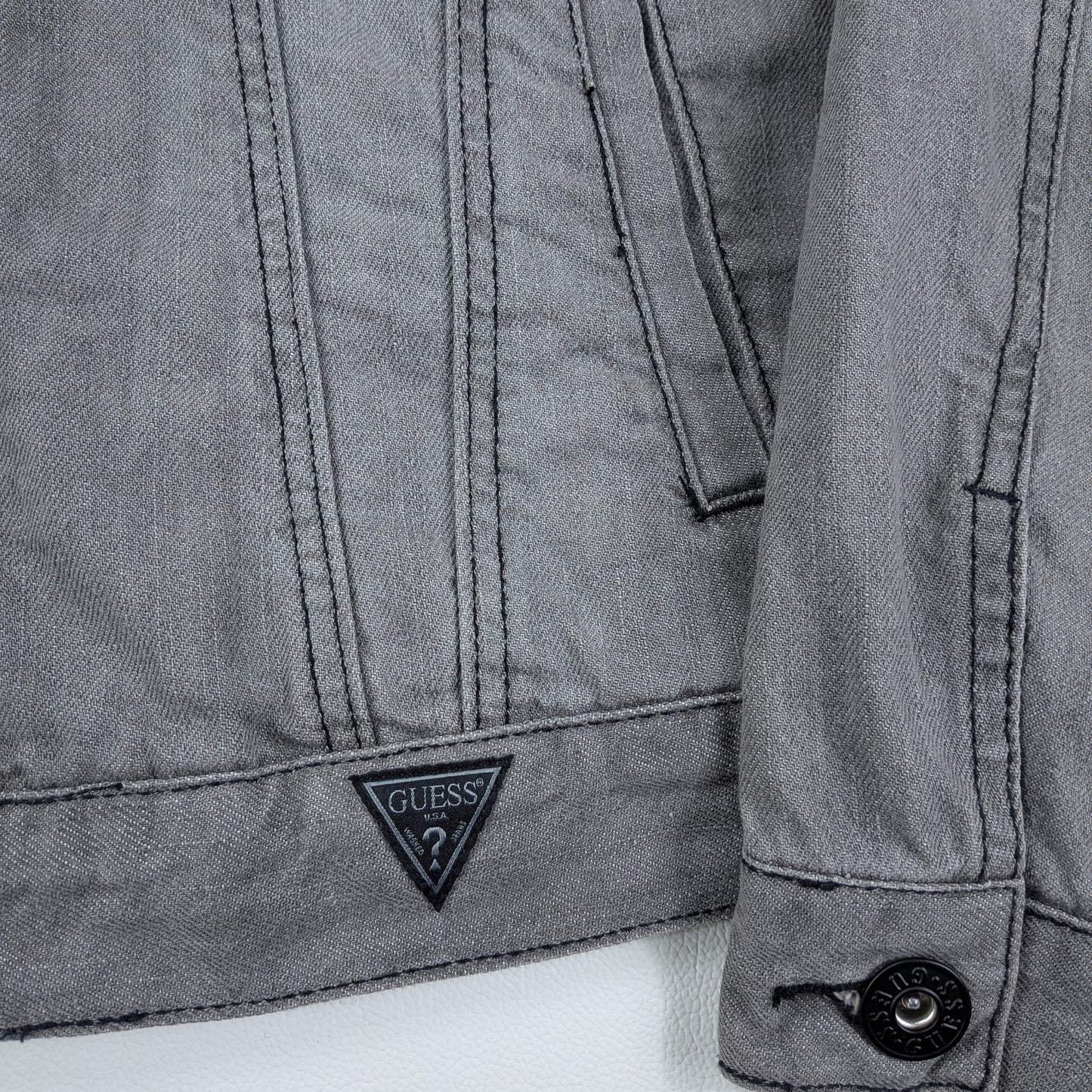 Giacca Guess in denim grigio trucker hoodie - S