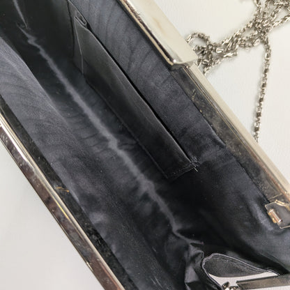 Borsa clutch minimal chic in tessuto nero ondulato