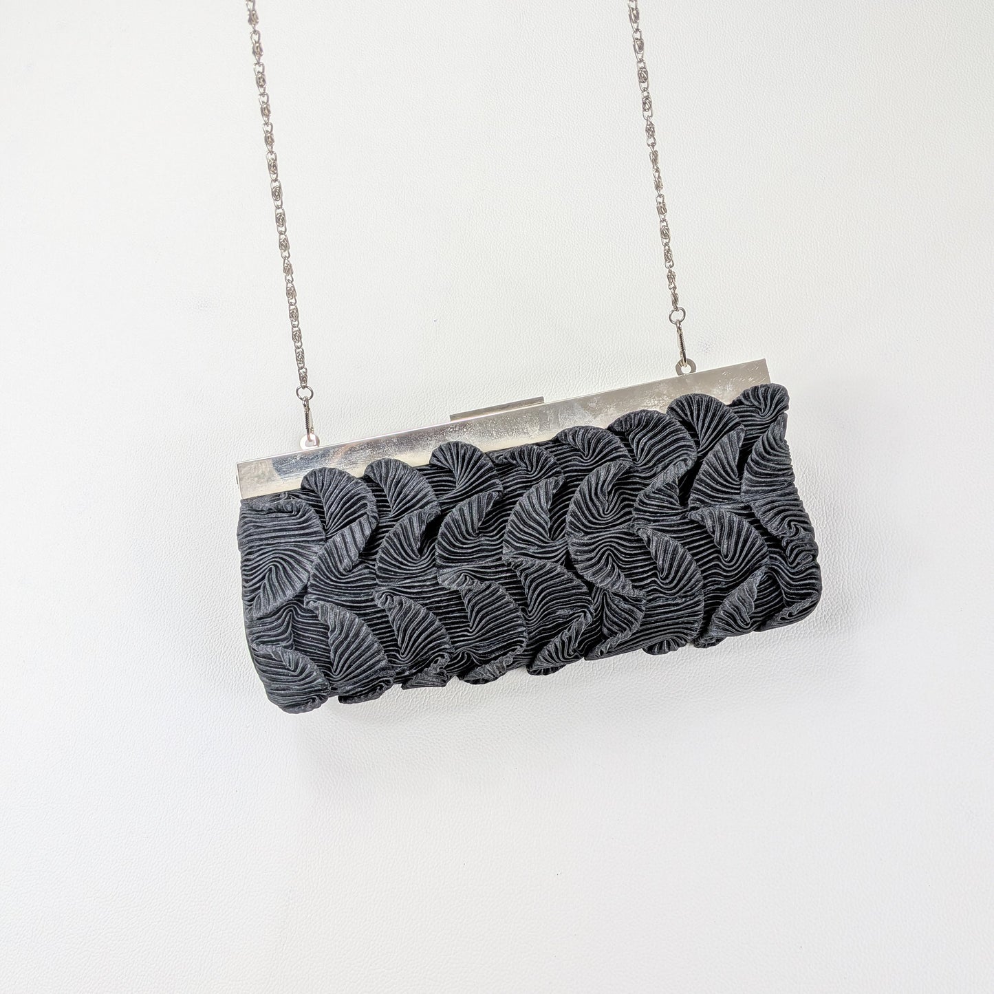 Borsa clutch minimal chic in tessuto nero ondulato
