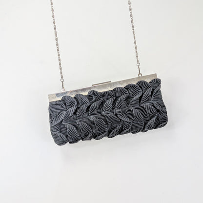 Borsa clutch minimal chic in tessuto nero ondulato