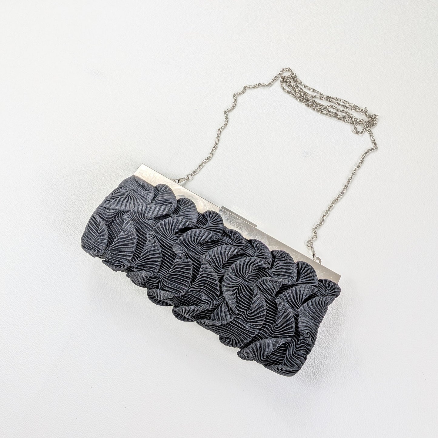 Borsa clutch minimal chic in tessuto nero ondulato