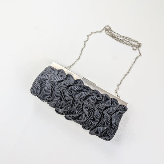 Borsa clutch minimal chic in tessuto nero ondulato