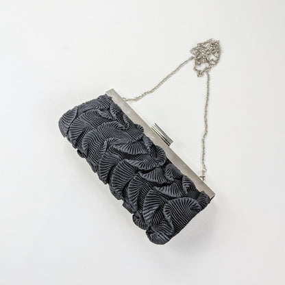 Borsa clutch minimal chic in tessuto nero ondulato