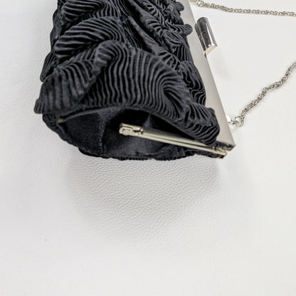 Borsa clutch minimal chic in tessuto nero ondulato