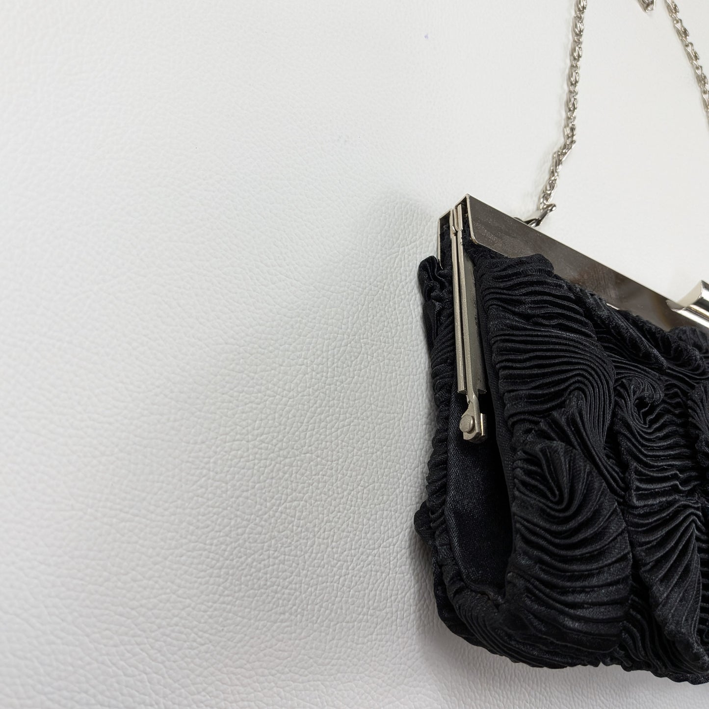 Borsa clutch minimal chic in tessuto nero ondulato