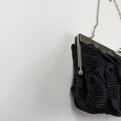 Borsa clutch minimal chic in tessuto nero ondulato