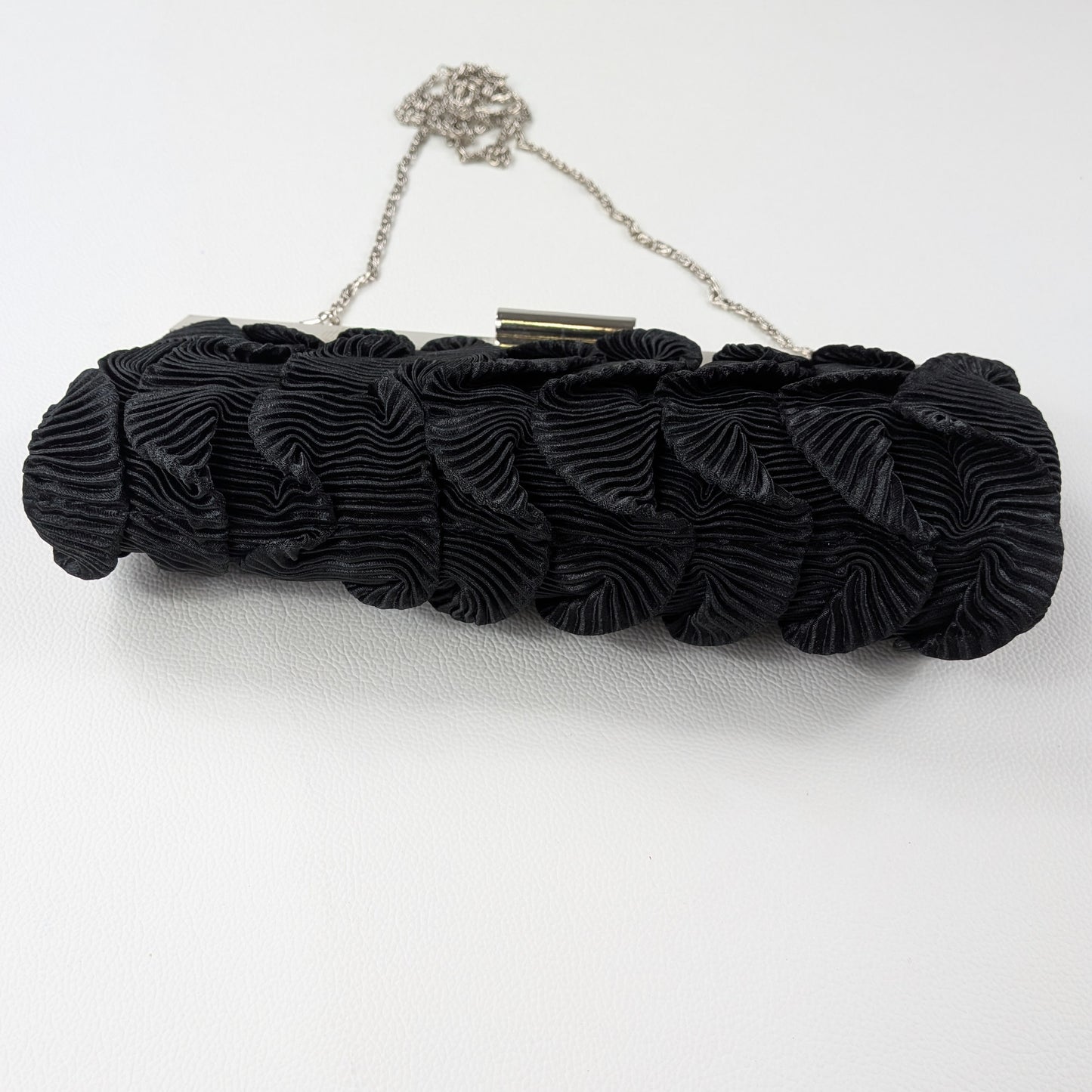Borsa clutch minimal chic in tessuto nero ondulato