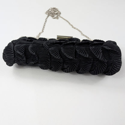 Borsa clutch minimal chic in tessuto nero ondulato