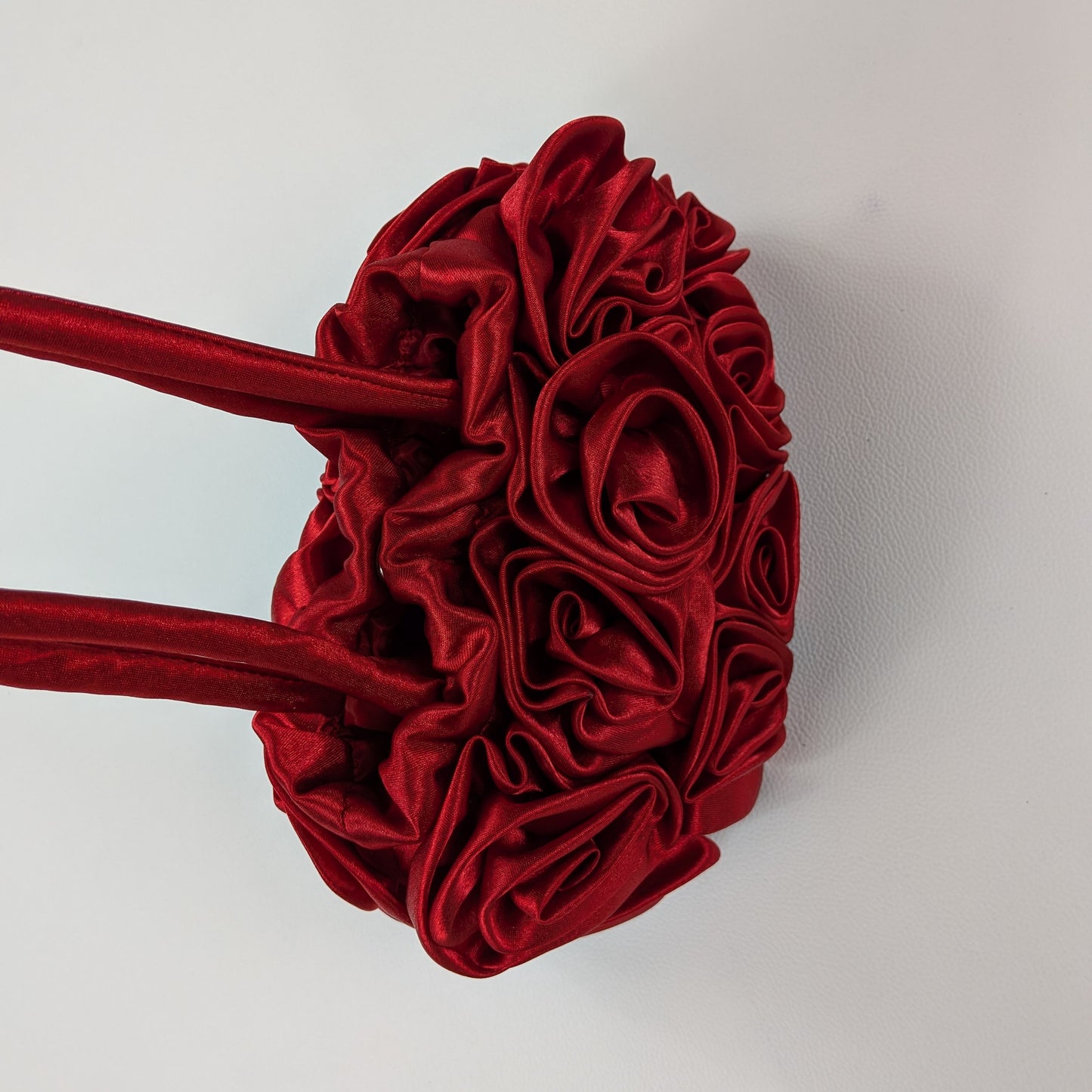 Borsa piccola couture Y2K in tessuto satinato rosette all over