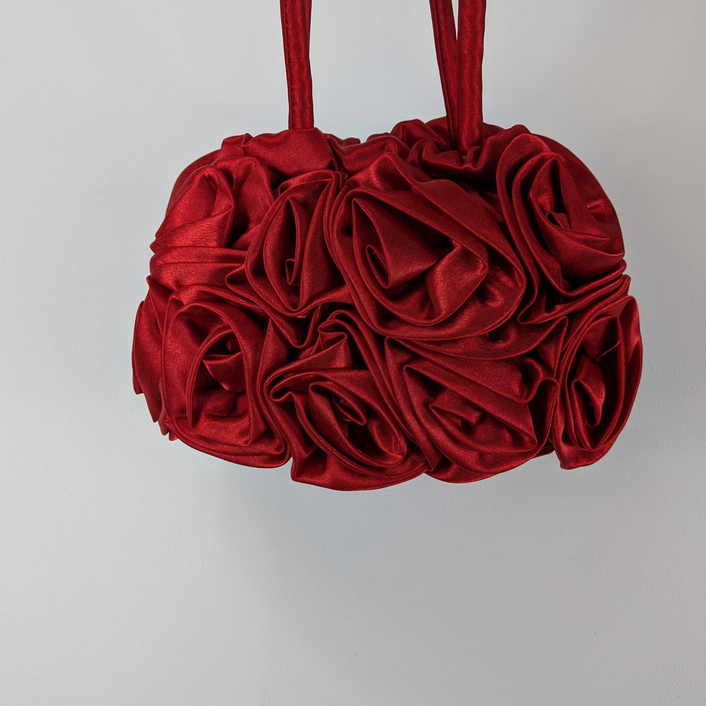 Borsa piccola couture Y2K in tessuto satinato rosette all over