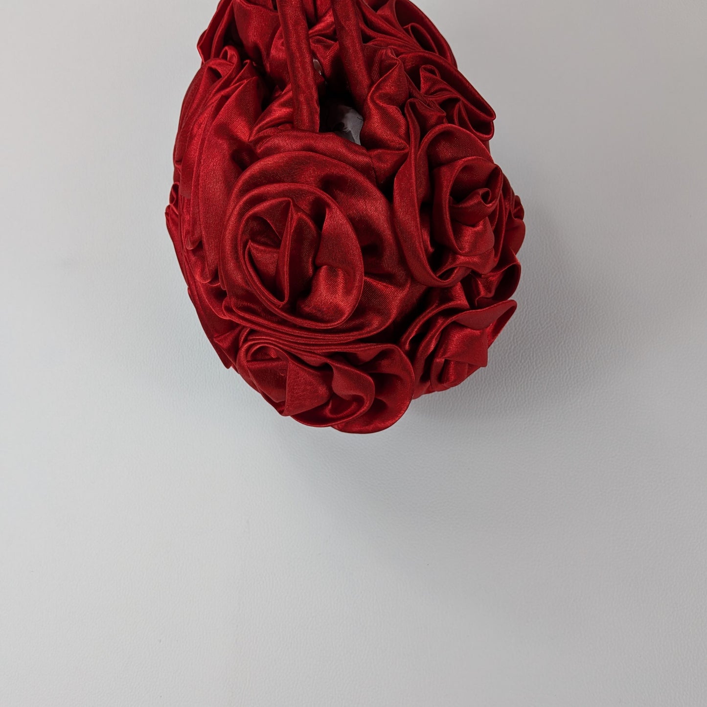 Borsa piccola couture Y2K in tessuto satinato rosette all over