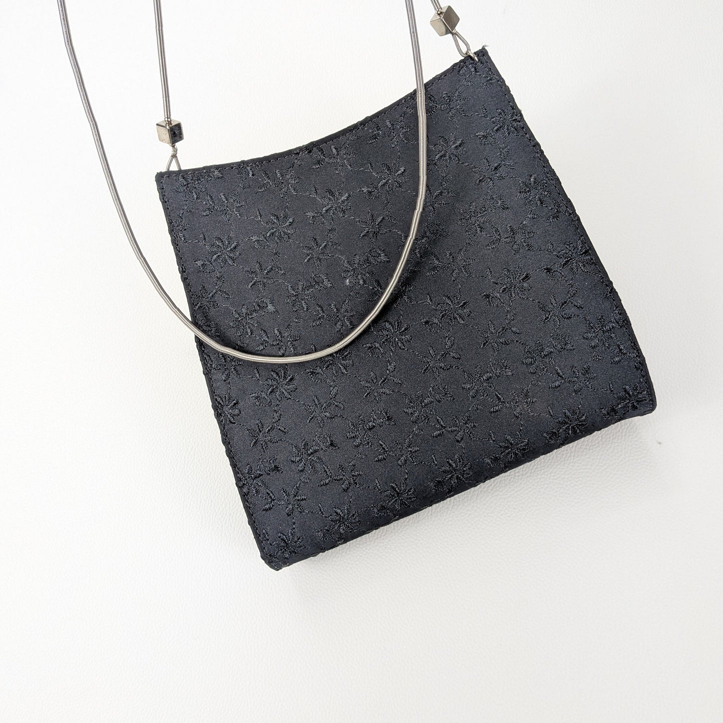 Borsa piccola elegante ricamata a tracolla