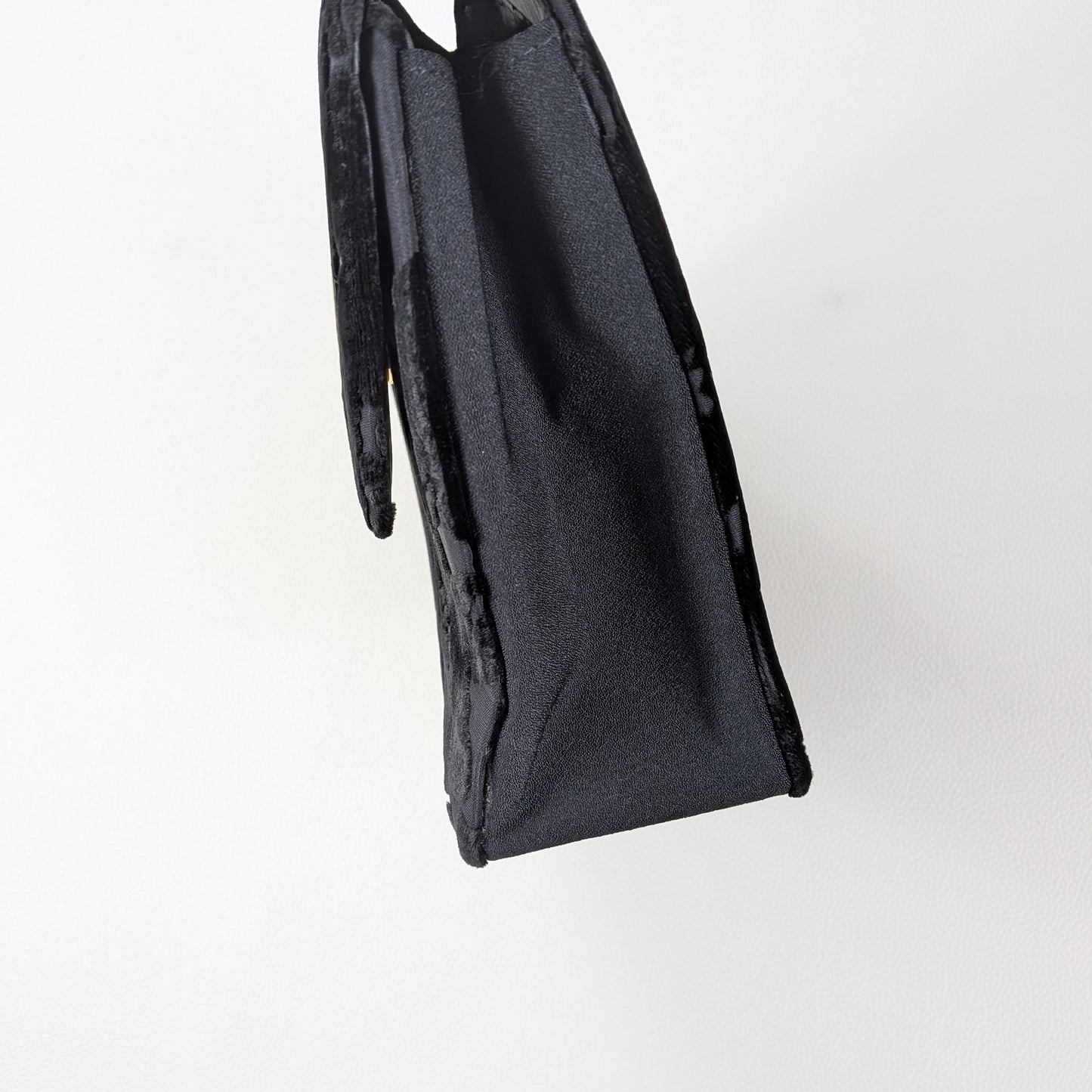 Borsa piccola nera elegante vellutata manico corto