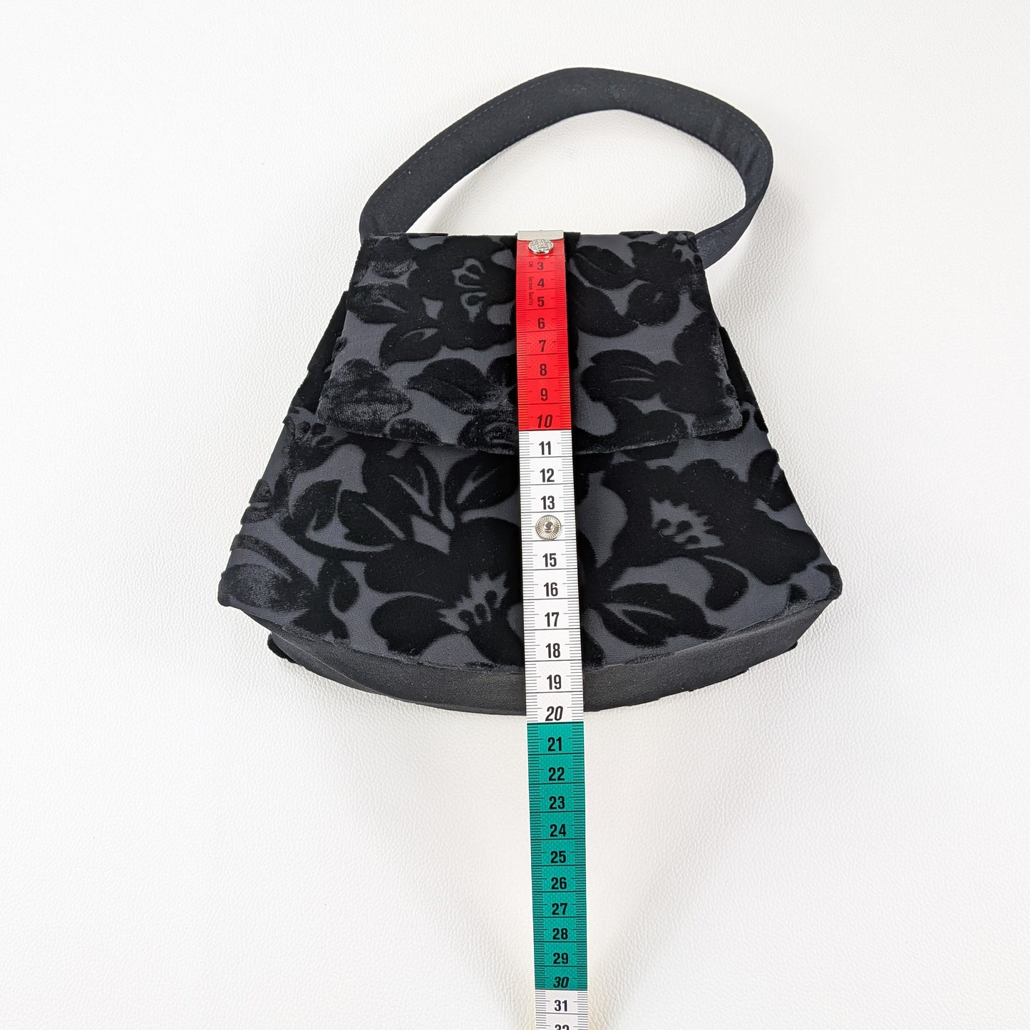 Borsa piccola nera elegante vellutata manico corto