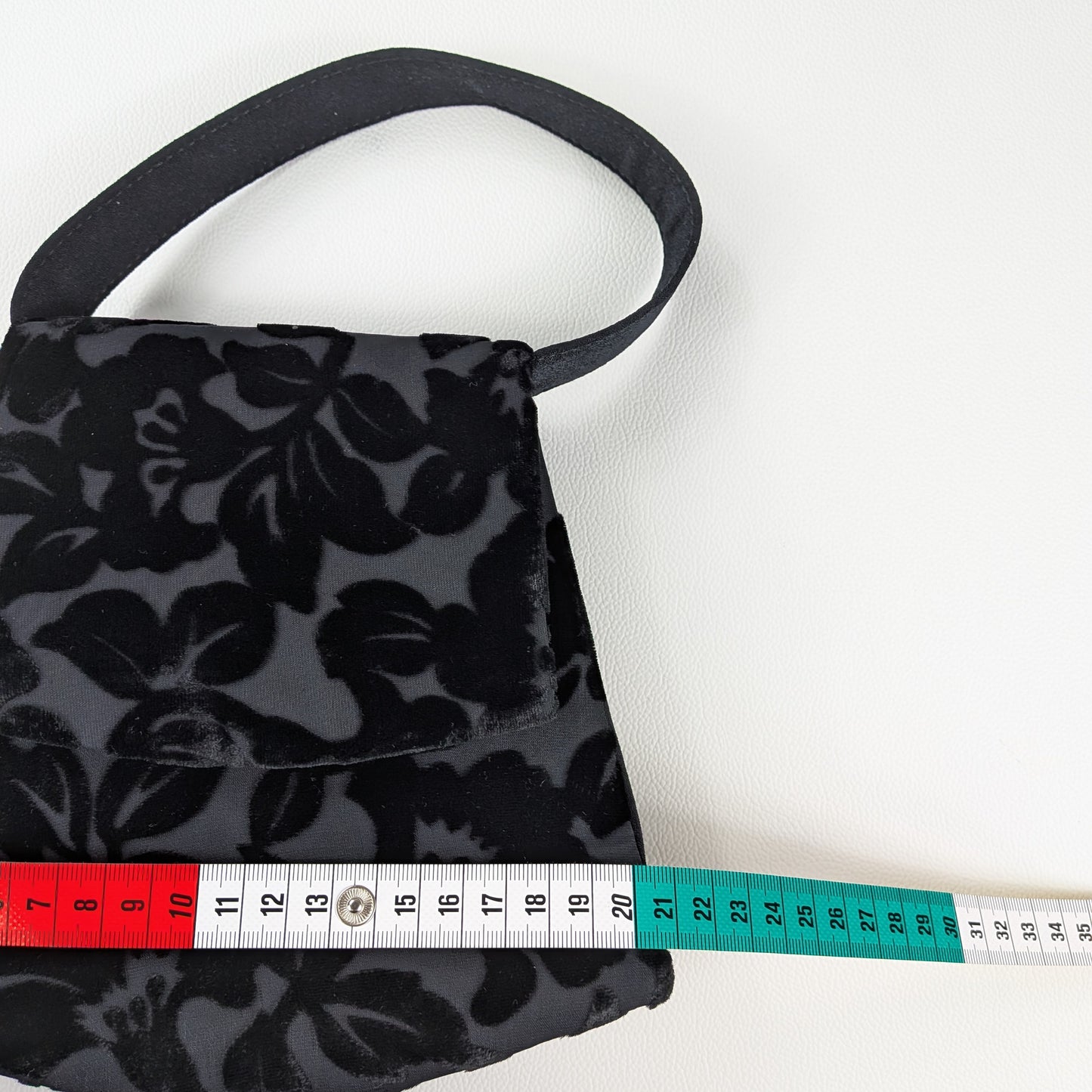 Borsa piccola nera elegante vellutata manico corto