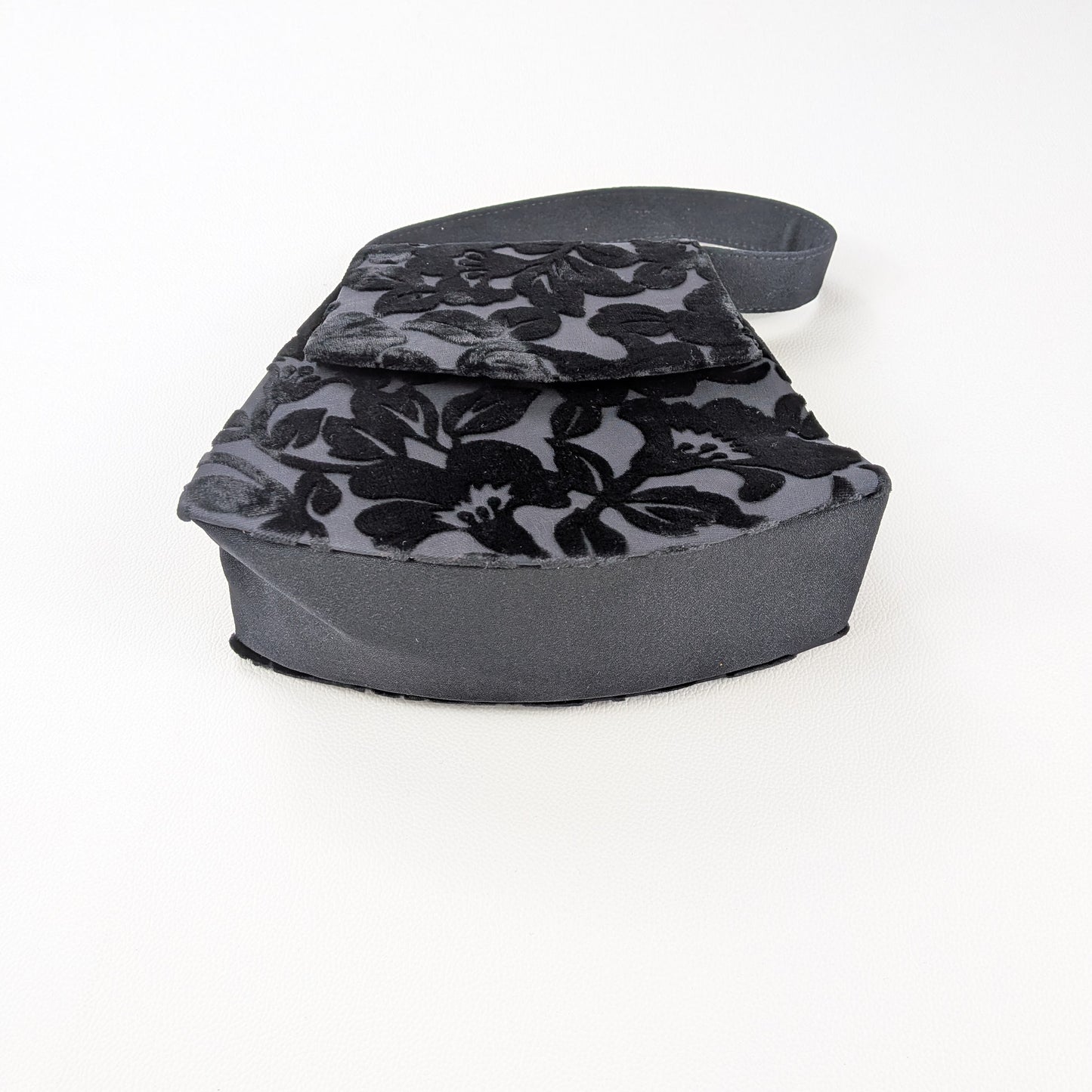 Borsa piccola nera elegante vellutata manico corto