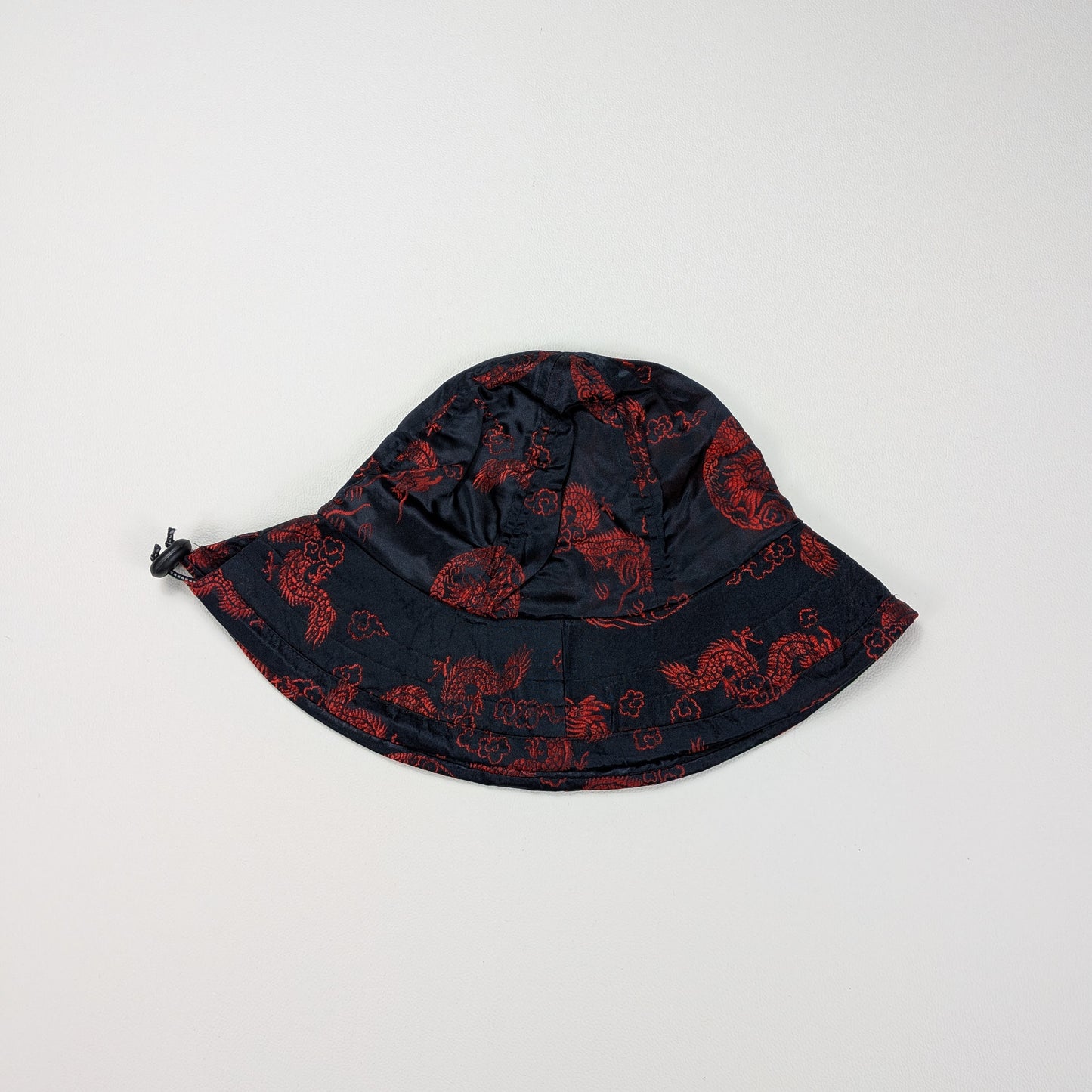 Cappellino bucket rayon satinato nero rosso asian style - M