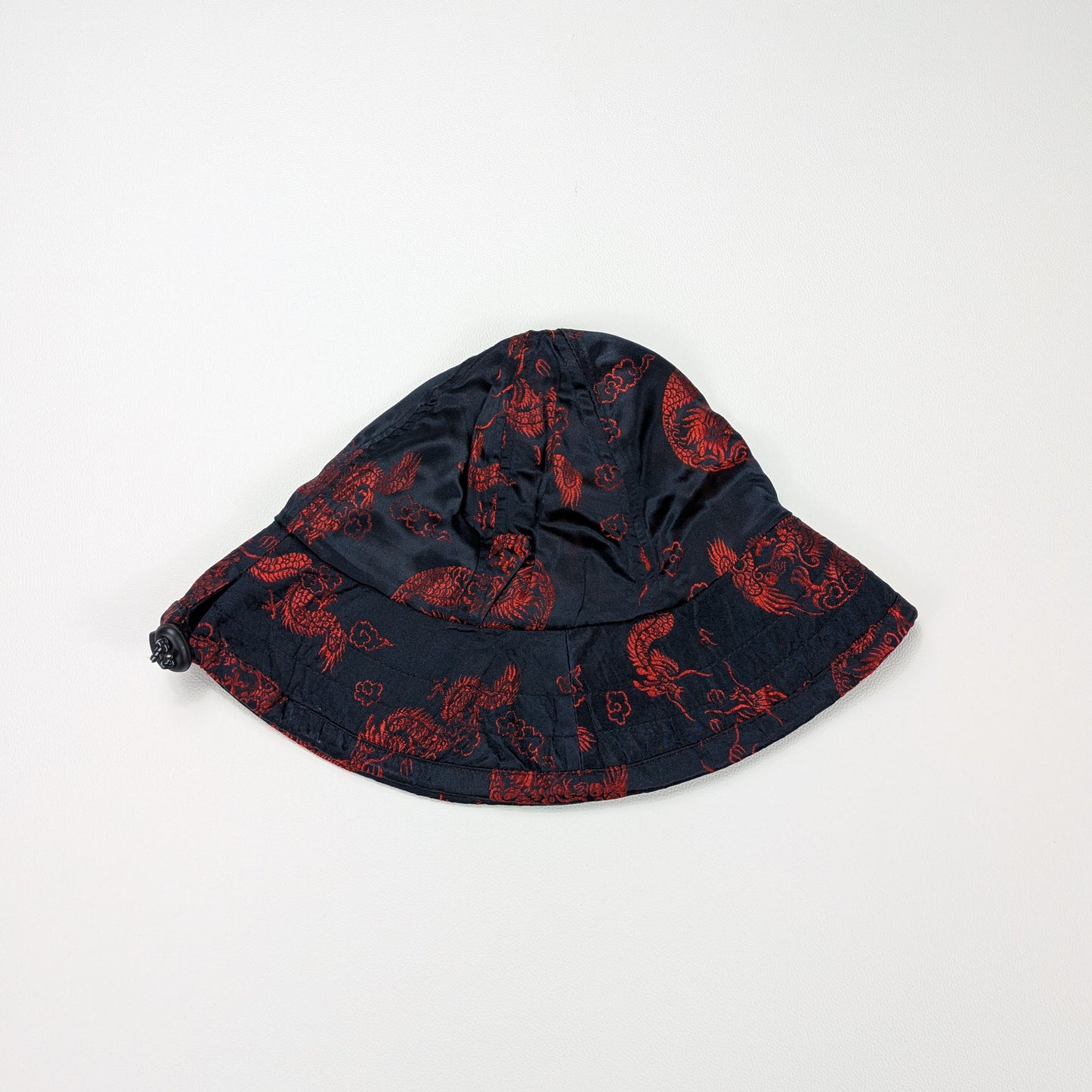 Cappellino bucket rayon satinato nero rosso asian style - L