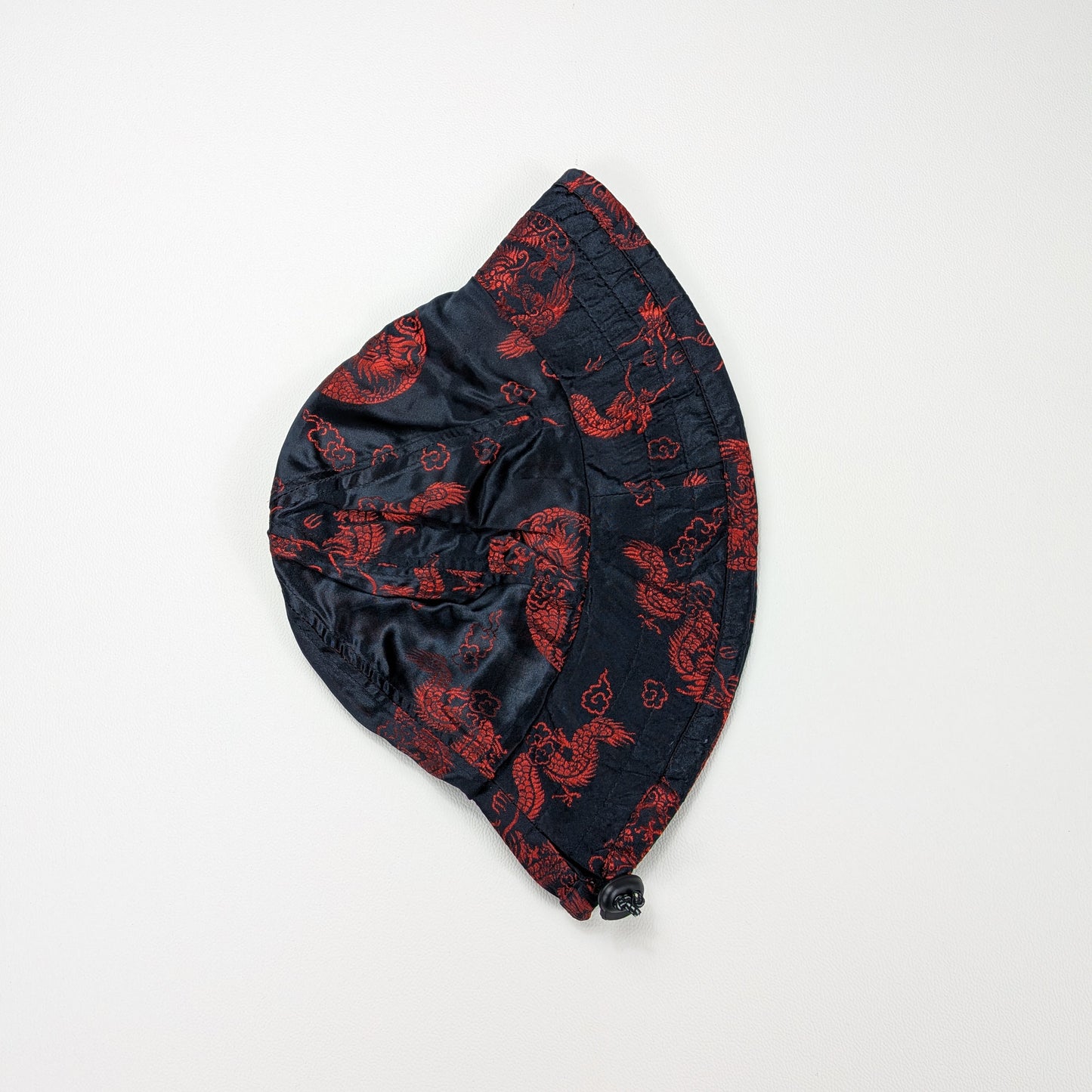 Cappellino bucket rayon satinato nero rosso asian style - L