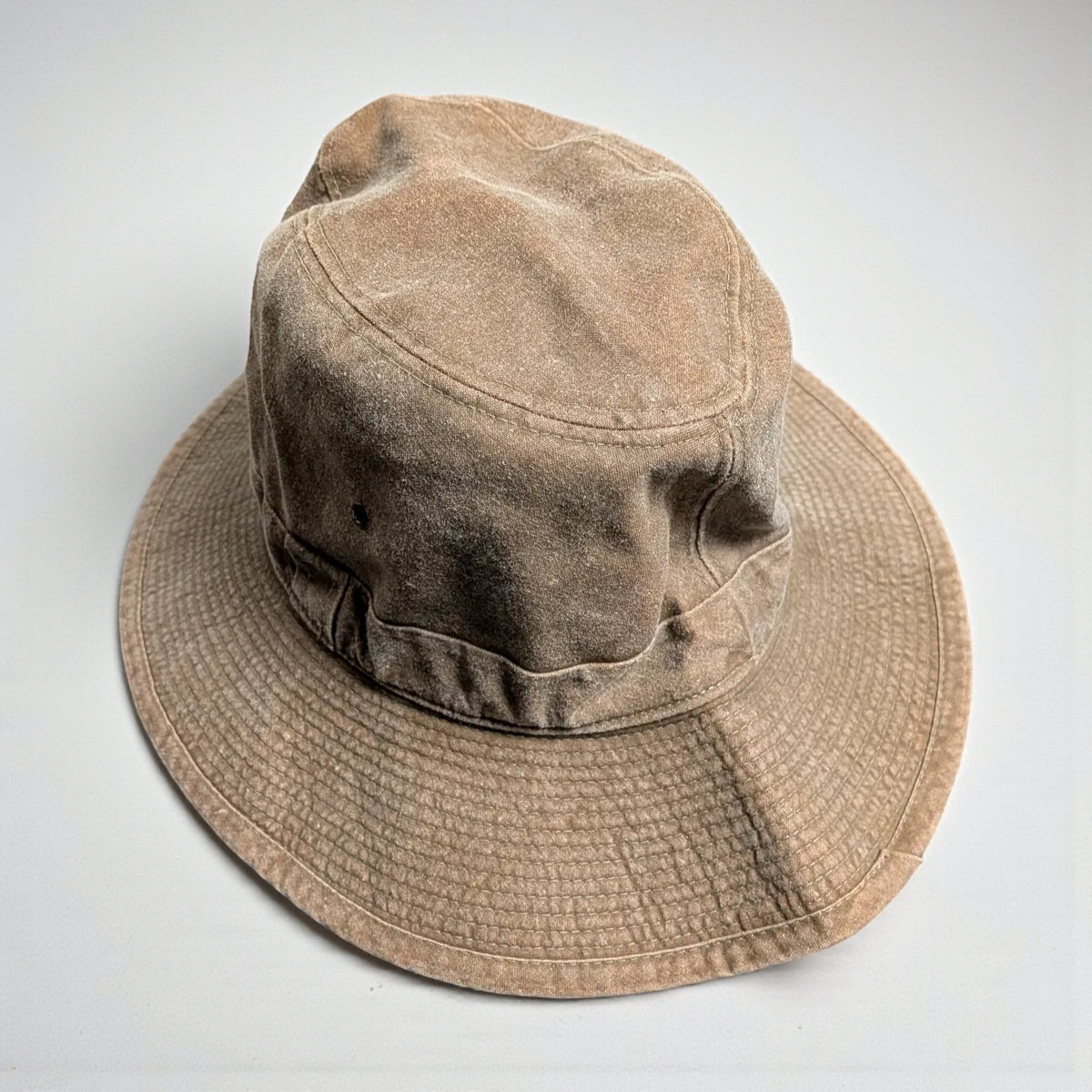 Cappello vintage a tesa larga