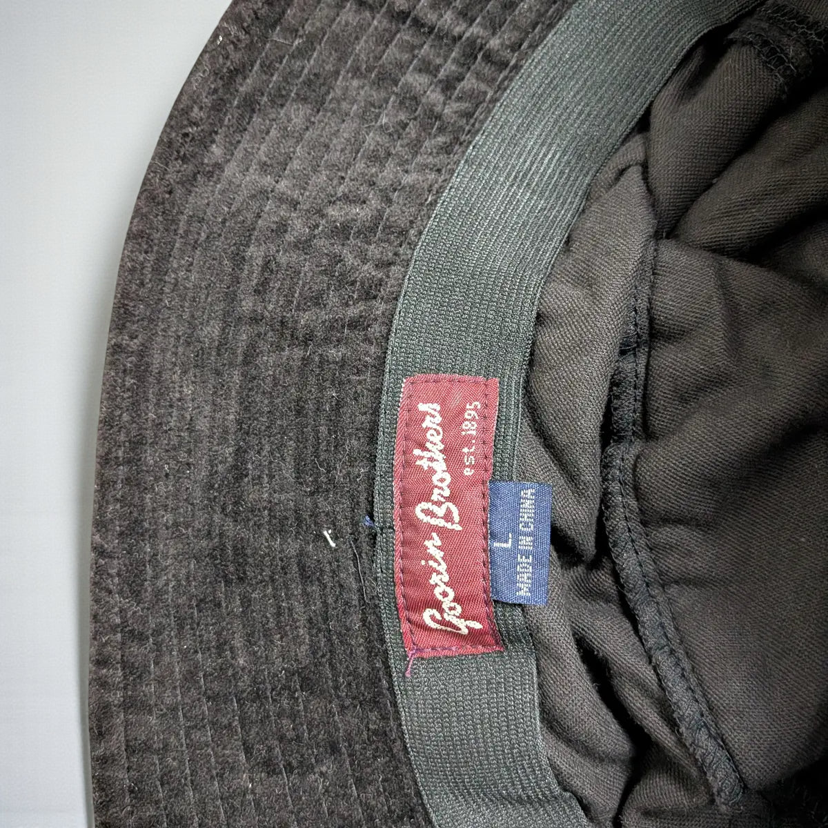Cappello con bande beige e azzurre