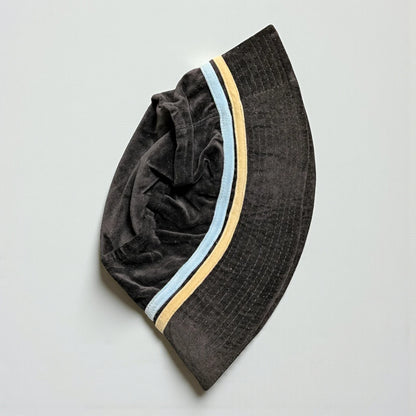 Cappello con bande beige e azzurre