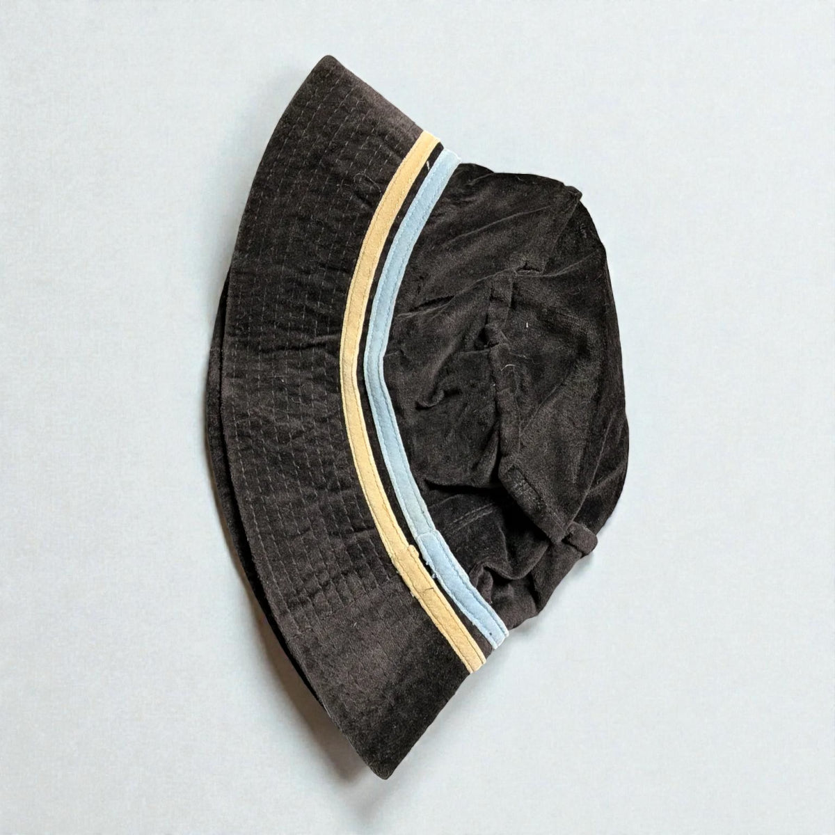 Cappello con bande beige e azzurre