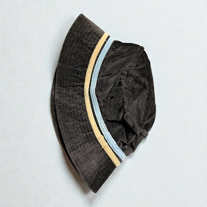 Cappello con bande beige e azzurre