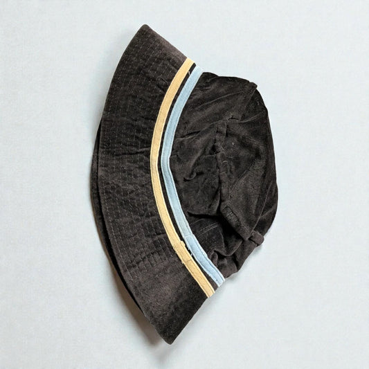 Cappello con bande beige e azzurre