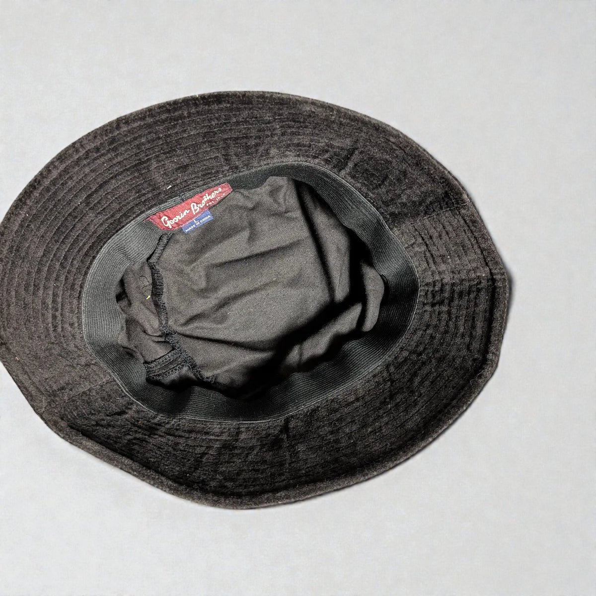 Cappello con bande beige e azzurre