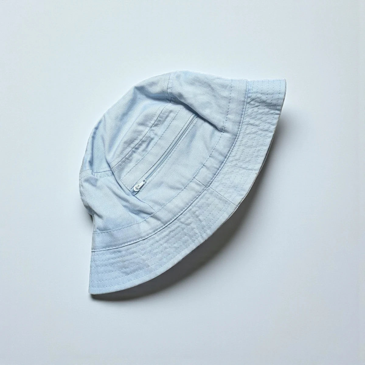 Bucket hat vintage azzurro polvere con taschino zip