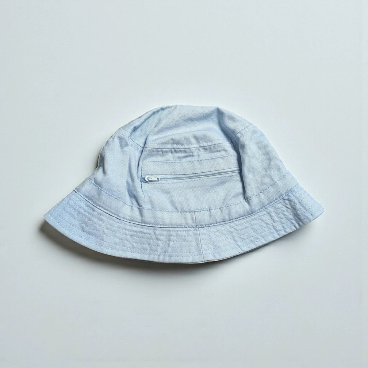 Bucket hat vintage azzurro polvere con taschino zip