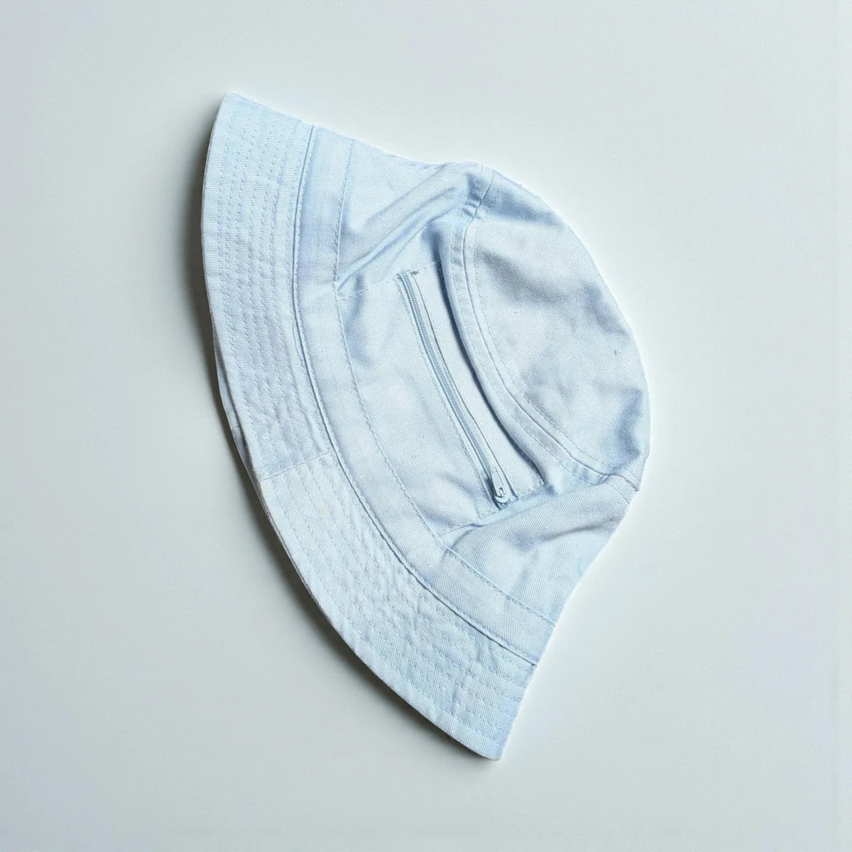 Bucket hat vintage azzurro polvere con taschino zip