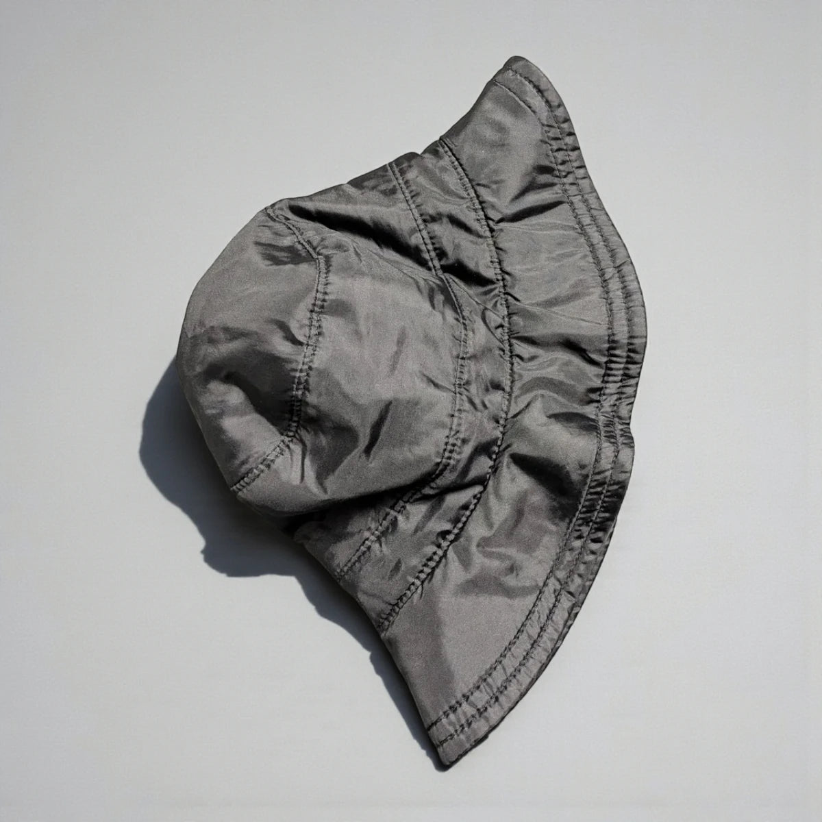 Bucket hat vintage nero look anni ’90