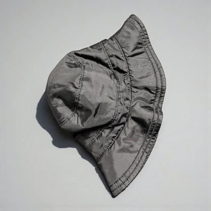 Bucket hat vintage nero look anni ’90